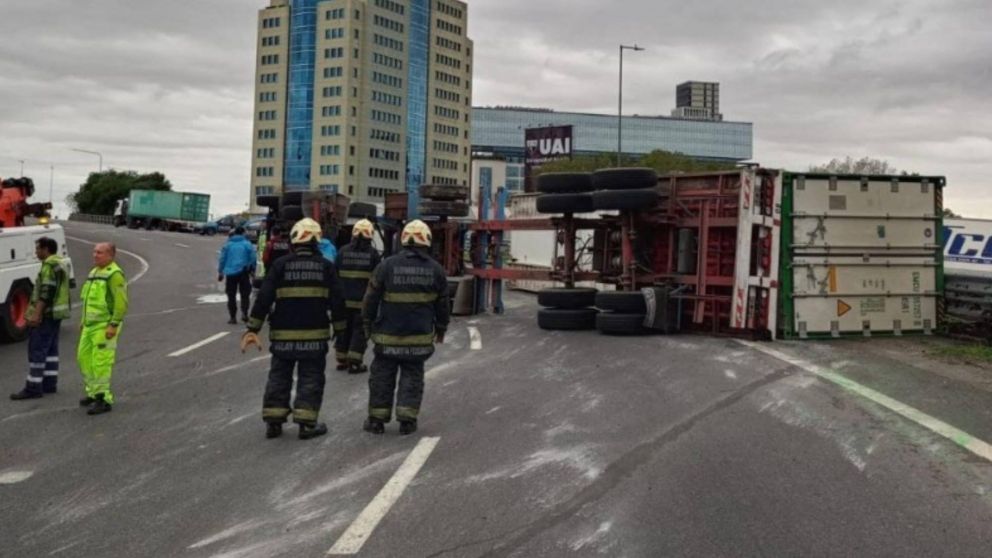 Un camión volcó en la autopista Panamericana y la General Paz.