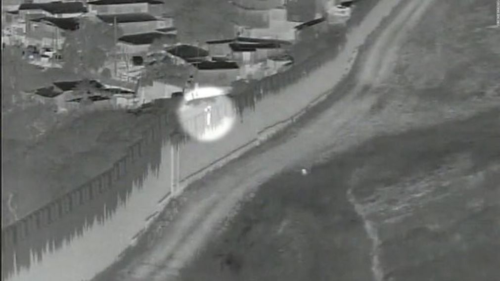 Un nene de 4 años fue lanzado por encima del muro que divide México de Estados Unidos (Imagen captura vídeo).