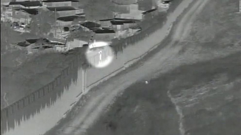 Un nene de 4 años fue lanzado por encima del muro que divide México de Estados Unidos (Imagen captura vídeo).