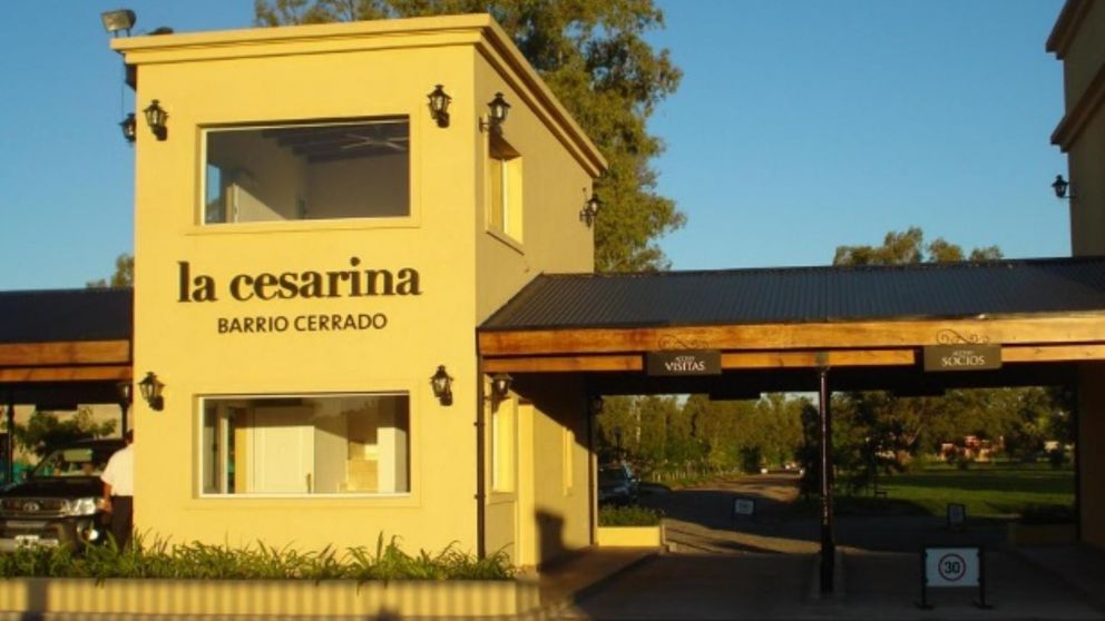 Peligrosa banda copó barrio privado: tomó de rehén a una familia y le robó dólares además de armas.