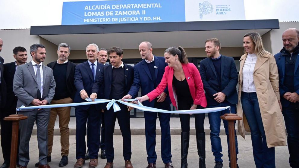 Insaurralde y Kicillof inauguraron una nueva Alcaldía Departamental en Lomas de Zamora.