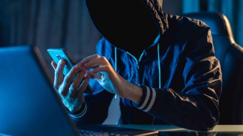 Los oficiales fueron engañados por ladrones a través de las redes sociales.