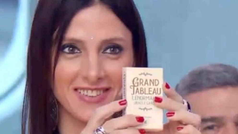 Conocé la historia de la "Brujita" de Los 8 escalones que se ganó tres millones gracias a las cartas.