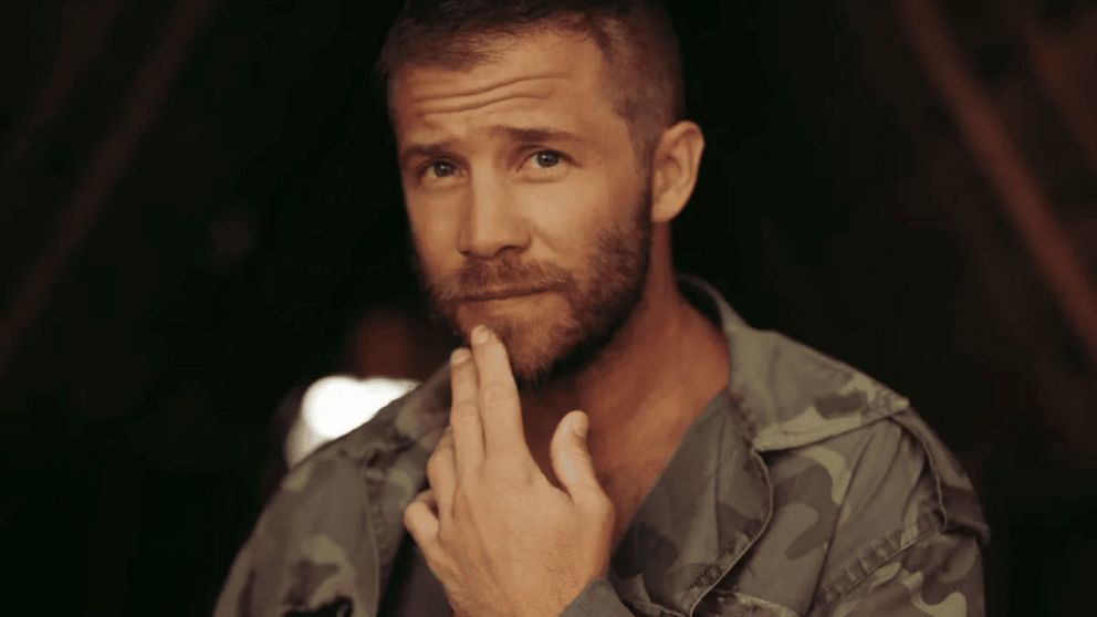 El actor de Casi Angeles, Nicolas "Tacho" Riera, ahora vende fotos íntimas en sitios web.