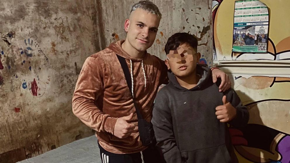 Es peluquero y atendió a changarín de 11 años: su historia lo conmovió y así lo ayuda.