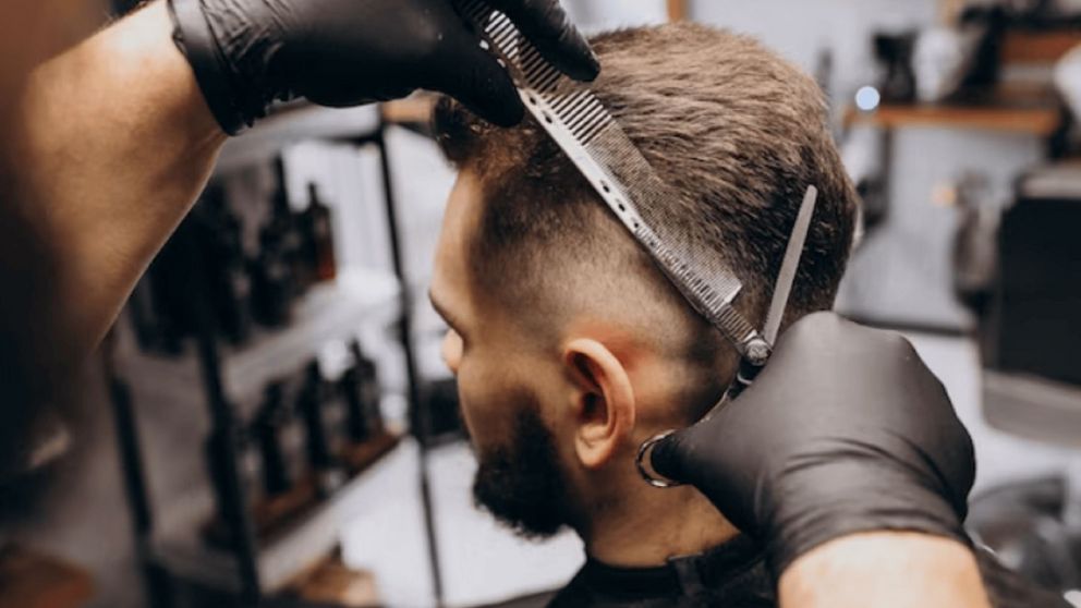 Tras volverse viral por indicarle al peluquero cómo debía cortarle el pelo a su novio, la joven recibió decenas de críticas en Twitter (Imagen ilustrativa).