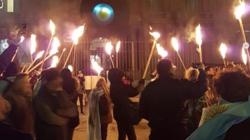 La marcha de las antorchas era organizada por el grupo Revolución Federal.