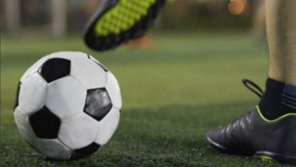 Se rompió la rodilla, pero asumió de DT para seguir yendo a los partidos.