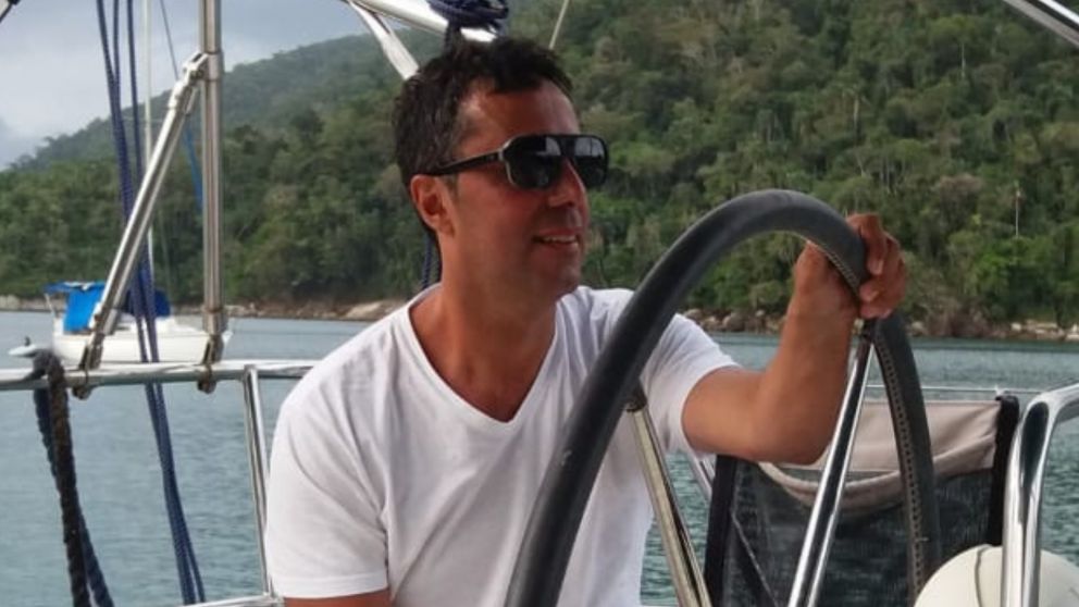 Hernán en uno de sus tantos viajes por el mundo.