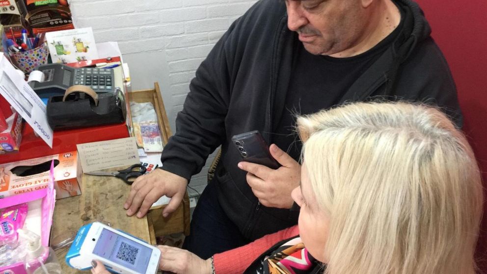 Cada vez m�s se ve a consumidores pagando con c�digo QR (Carlos Ventura / Cr�nica).