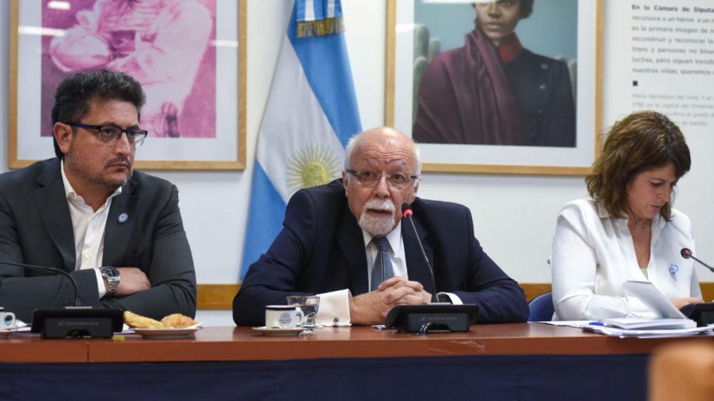 La comisión duró más de ocho horas.