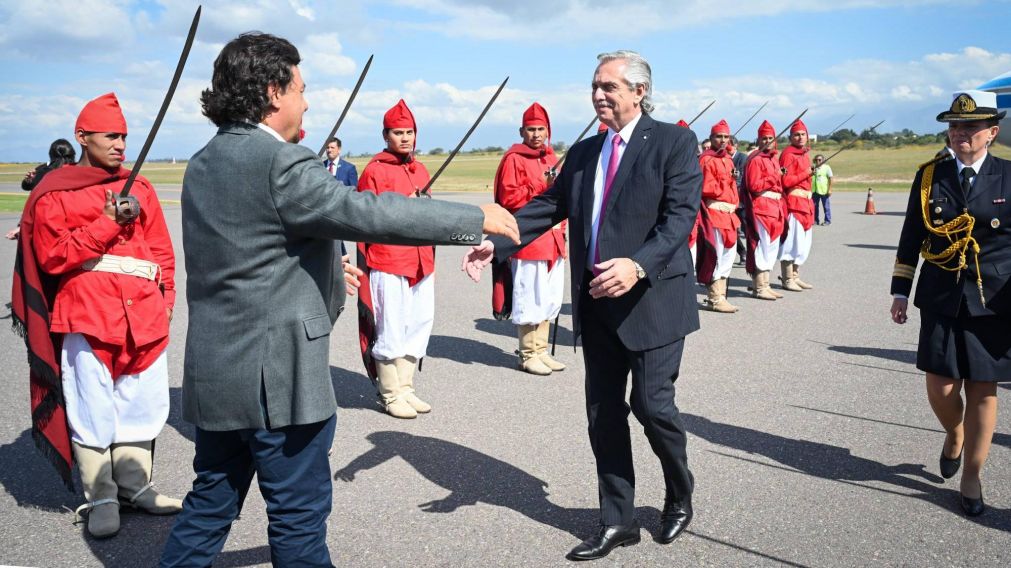 Alberto Fernández llegó a Salta y fue recibido por el gobernador Gustavo Sáenz.