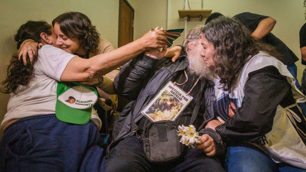 La familia de Natalia Melmann al enterarse de la condena. Foto Télam.