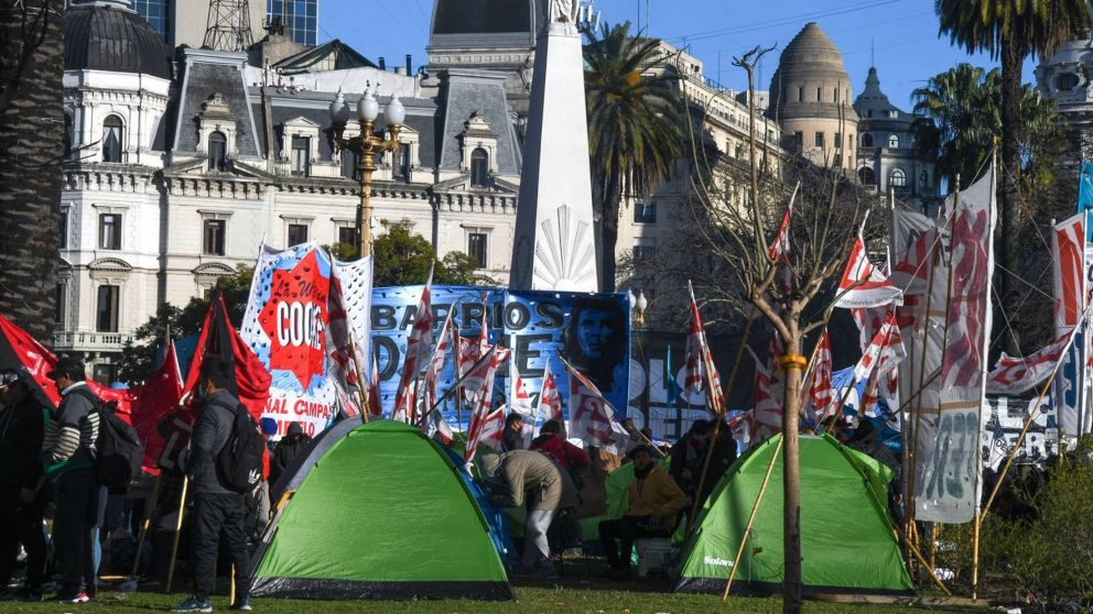 Todo listo para el acampe: la Marcha Piquetera Federal llegó a Plaza de Mayo.