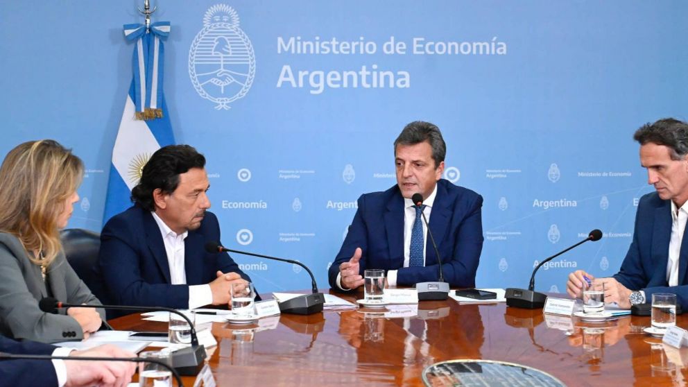 Sergio Massa recibe al gobernador, Gustavo Saénz, tras su victoria en Salta.