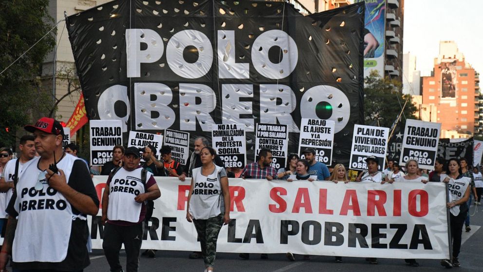 La marcha de las organizaciones sociales confluirá en Plaza de Mayo, donde realizarán un "acampe y vigilia" en protesta "contra el hambre y la pobreza" (Télam).