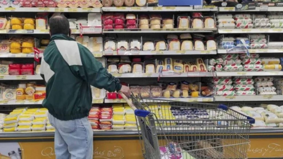 Familia tipo necesitó en abril más de $203 "lucas" para no ser pobre.