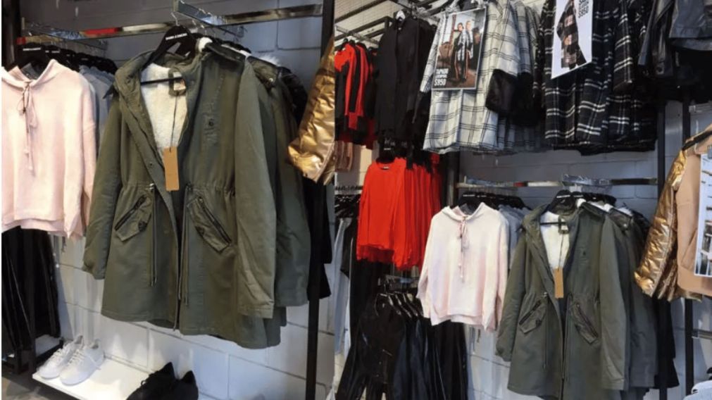 Una ins�lita oferta en camperas de mujer se hizo viral en las redes sociales.