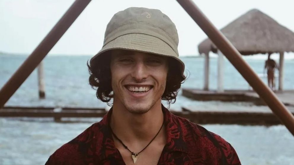 Benjamín Gamond (23), el joven que fue asesinado mientras almorzaba en una playa de México.
