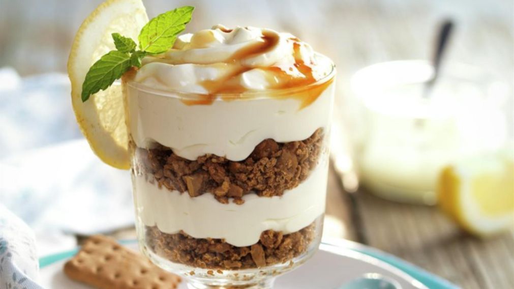 Este postre de lim�n debe servirse en recipientes transparentes.