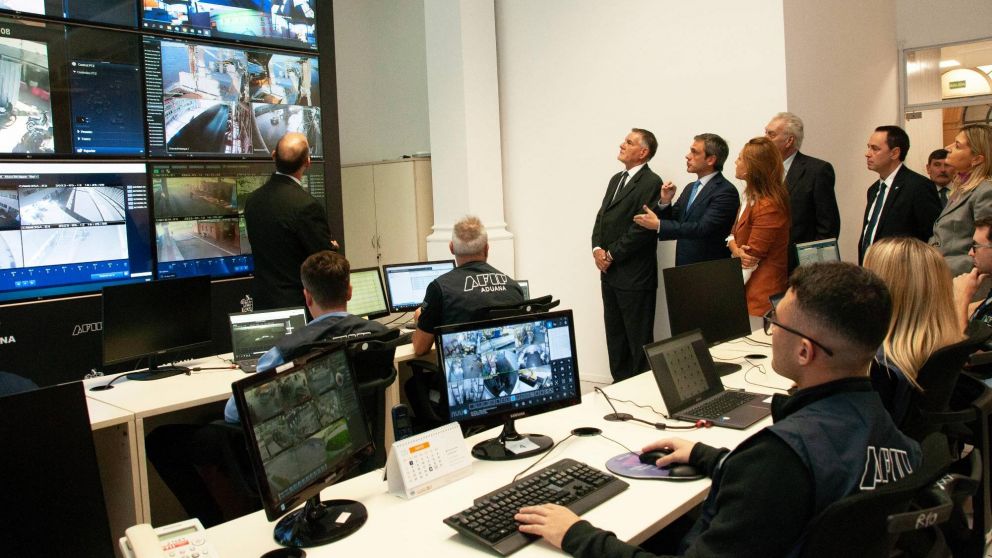 Aduana, gestión y avance: Guillermo Michel y Carlos Castagneto presentaron el renovado Centro Único de Monitoreo Aduanero.