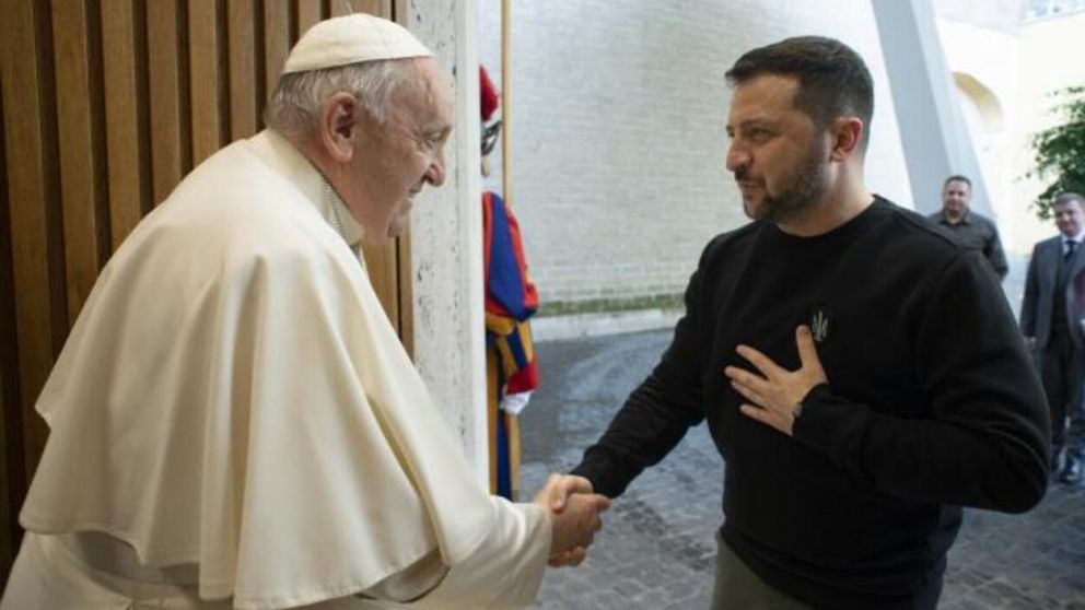 El Papa Francisco se reunió varios minutos con Volodimir Zelenski (Twitter).