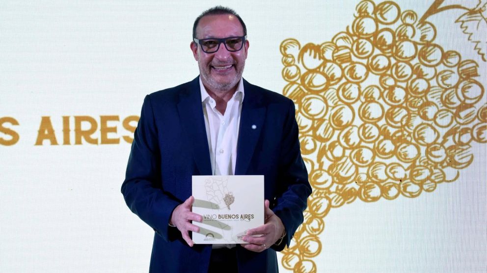 Luis Vivona presentó su libro "Vino Buenos Aires" en la 47° edición de la Feria Internacional del Libro de Buenos Aires.