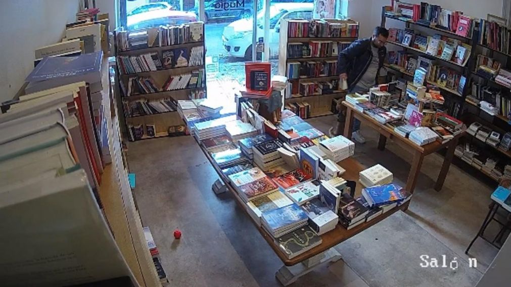 El "ladrón nalgón" en el momento en el que se roba un libro (Captura de video).