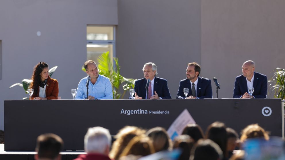 Alberto Fernández encabezó la entrega de 57 viviendas en la localidad bonaerense de Escobar.