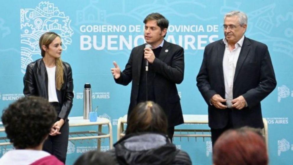 Axel Kicillof con estudiantes de la Escuela Nacional de la región.