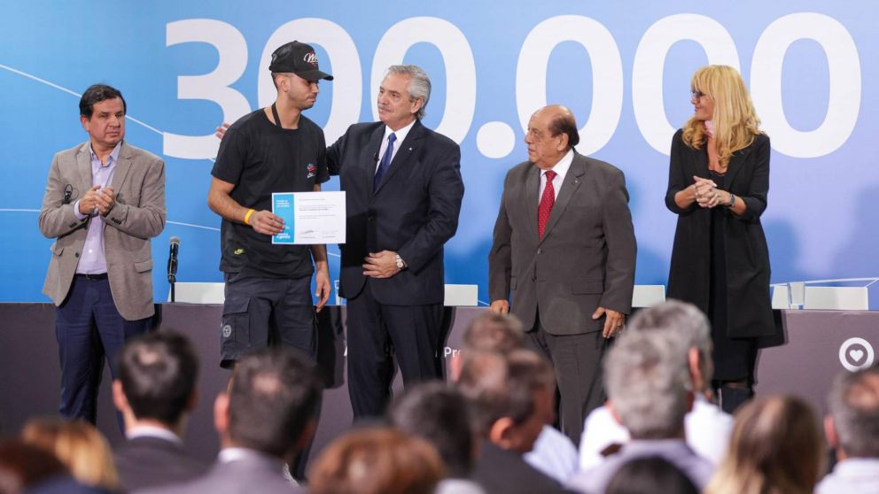 Alberto Fernández entregó la pensión por discapacidad número 300.000 de su gestión.