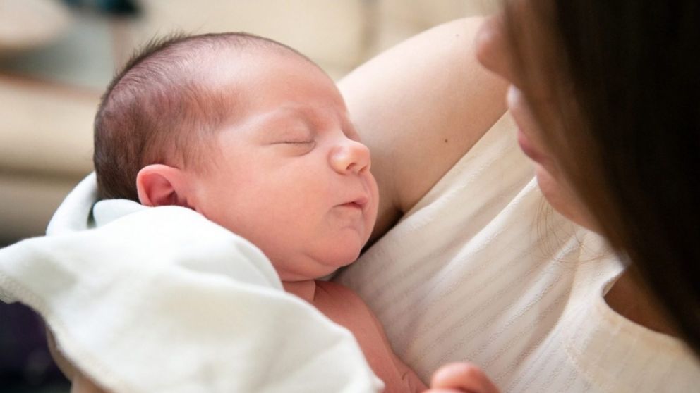 El recién nacido porta ADN de una donante, pero el 99,8% del material genético restante procede de la madre y el padre.