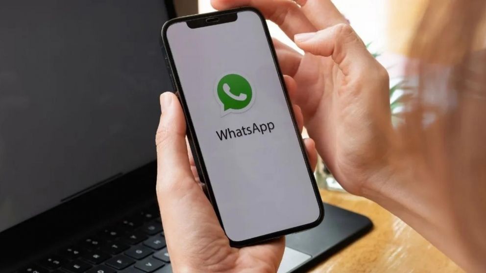 Conocé qué significa el reloj que aparece en los chats de WhatsApp.