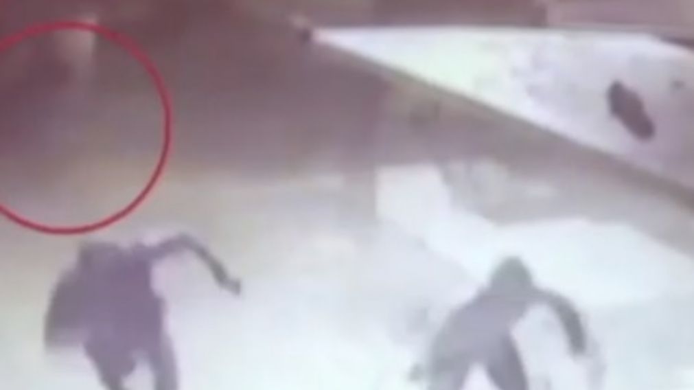La joven cayó varios metros hasta impactar con un sobretecho y luego sobre la vereda, en una zona muy transitada de La Plata.