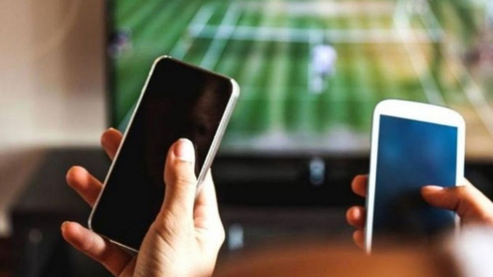 Autorizan aumentos en telefon�a celular, Internet y televisi�n (T�lam/Archivo).