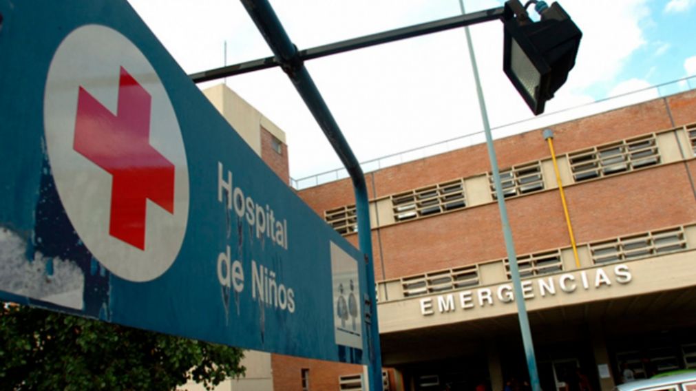 La nena de 9 años que fue atacada por perros sigue internada en el Hospital de Niños.
