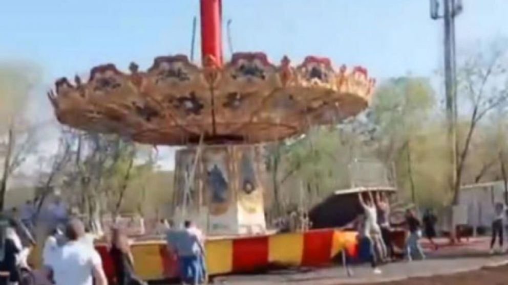 Video: colapsó un juego de "sillas voladoras" en un parque de diversiones y murió un nene (Imagen captura vídeo).