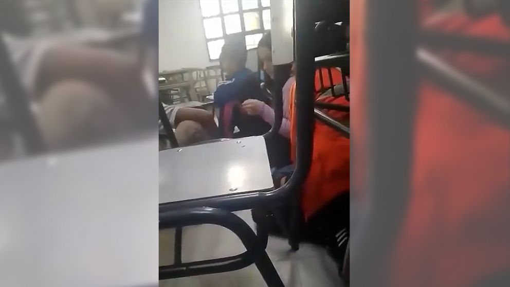 Delincuentes asaltaron a un hombre en la puerta de una escuela y un polic�a los enfrent� a tiros (Imagen captura v�deo).