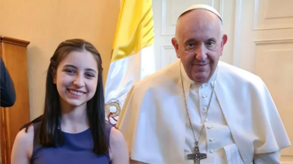 Pilar Policano junto al Papa Francisco.