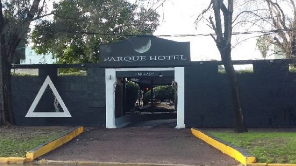 �Fiesteros y ratas! Hicieron un tr�o en un "telo", no quisieron pagar y fueron detenidos.