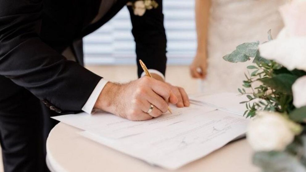 Fue testigo de casamiento de su mejor amigo y unos meses después descubrió algo insólito (Imagen ilustrativa).