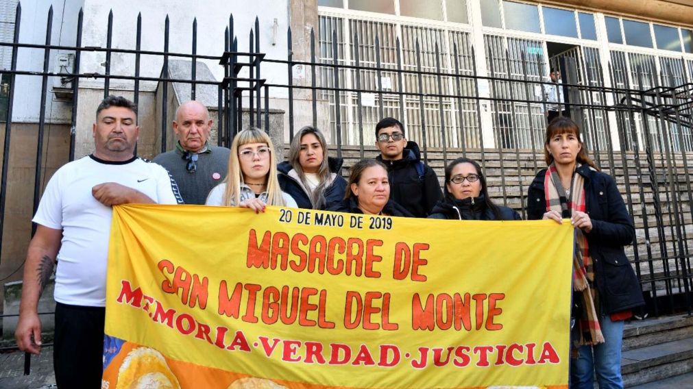 Familiares de las víctimas de la "Masacre de Monte" en la puerta de Tribunales. Foto Télam