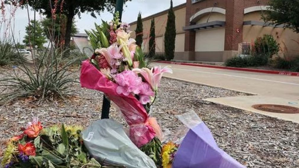 Un ramo de flores que fue dejado frente a la entrada del "Allen Premium Outlet Mall" en recuerdo de los muertos (EFE).