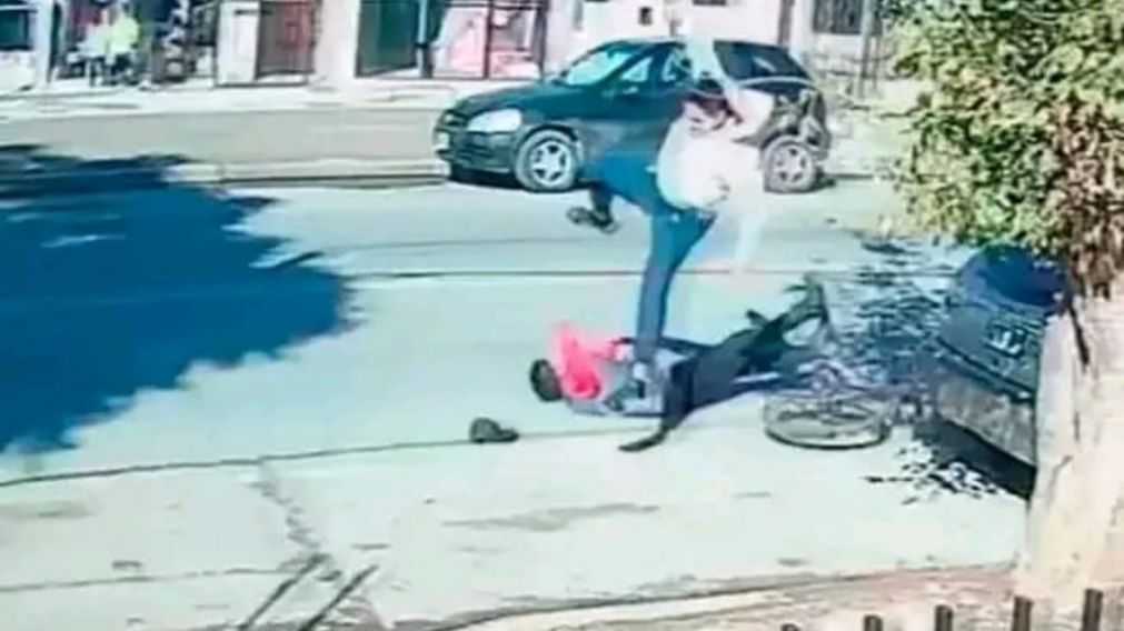 Un hombre reaccionó con una "patada voladora" ante el robo de una bici.
