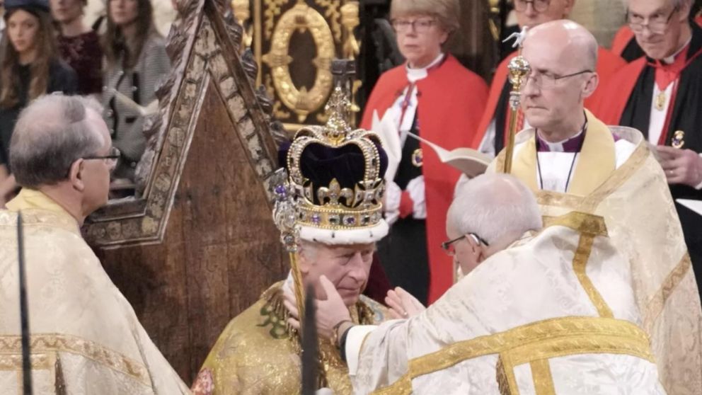 El momento de la coronación de Carlos III como rey del Reino Unido (Gentileza The San Diego Union Tribune).