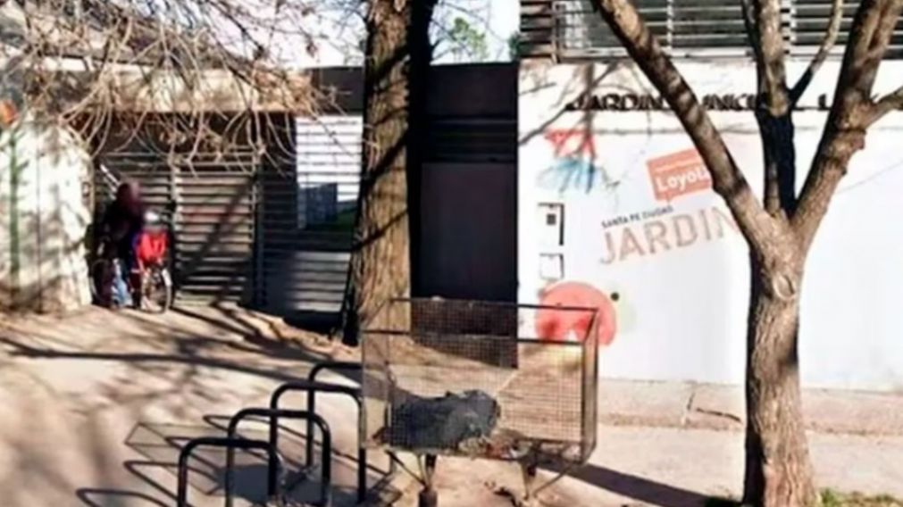 Un nene de 2 años tenía un arma en la mochila del jardín.