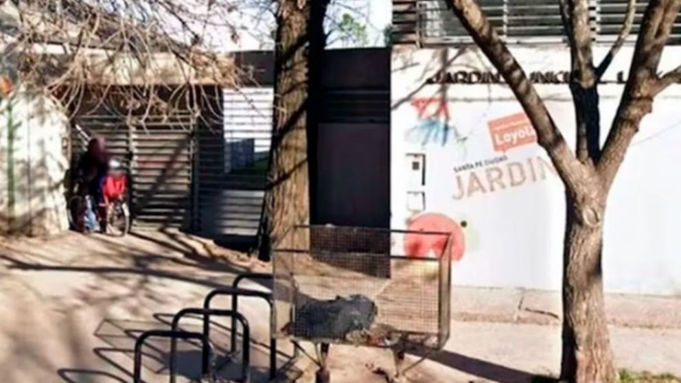 Un nene de 2 años tenía un arma en la mochila del jardín.