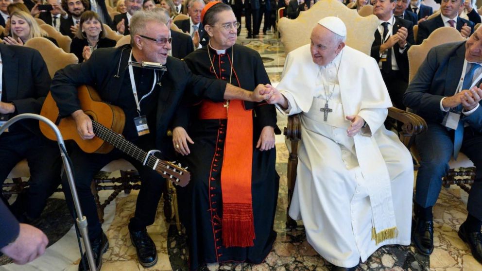 León Gieco cantó "Solo le pido a Dios" ante el Papa y otros 100 argentinos en el Vaticano.