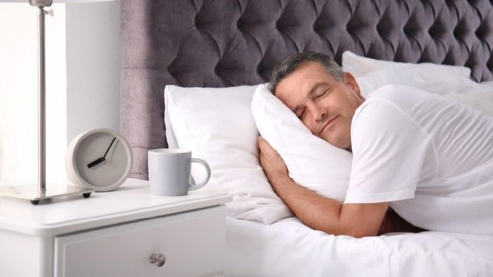 Para descansar mejor: dónde y cómo poner tu cama en la habitación según el Feng Shui