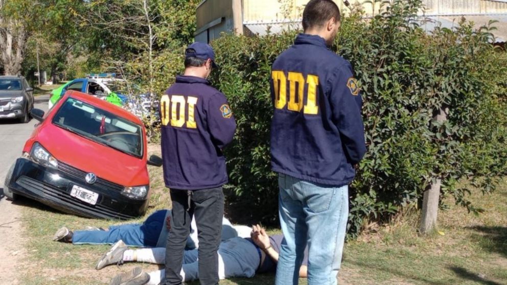 Así fueron reducidos los dos individuos como epílogo de este operativo.